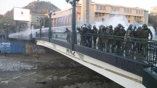 Conmoción en Chile por menor que fue lanzado al río por un carabinero durante protesta | FOTOS y VIDEOS