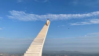 Una escalera flotante al borde de un acantilado es la nueva atracción en China