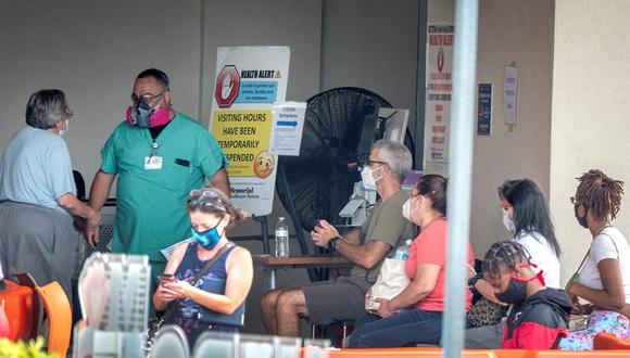 Las personas esperan para ingresar al Memorial Regional Hospital en Hollywood, Florida. El estado reportó el miércoles 9.989 nuevos casos de coronavirus. (EFE / EPA / CRISTOBAL HERRERA-ULASHKEVICH).