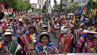 Banderas, peinados, vestimenta: la batalla de símbolos visuales en Bolivia 