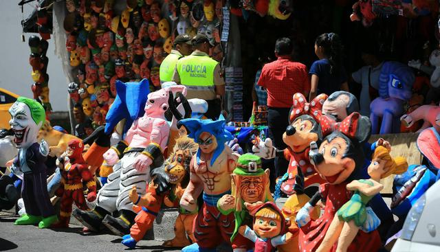 Los monigotes de personajes de Disney o de políticos como el presidente de Venezuela, Nicolás Maduro, son los protagonistas de la Nochevieja de Ecuador. (Foto: José Jácome/EFE)