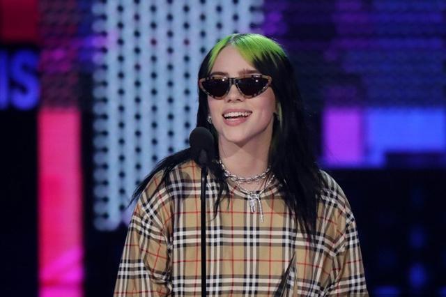 AMAs 2019. Billie Eilish, durante la recepción de su primer galardón en los American Music Awards 2019. Foto: AFP.