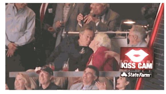 Facebook: expresidente Bush es captado por la “cámara del beso”