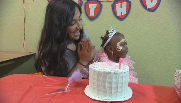 Tanvi Barman organiza celebraciones de cumpleaños a niños sin hogar. (Foto: CBS, vía BBC Mundo).