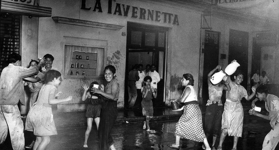 Los carnavales de antaño no tenían límites. El juego con agua se extendía hasta la noche como lo demuestra esta postal de 1954. Foto: GEC Archivo Histórico