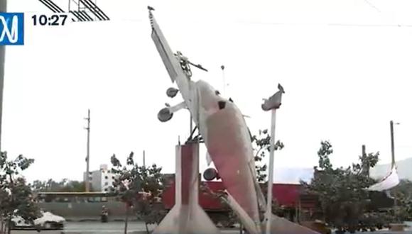 Avioneta en exhibición ubicada en Comas se encuentra a punto de caer al suelo | Captura de Canal N