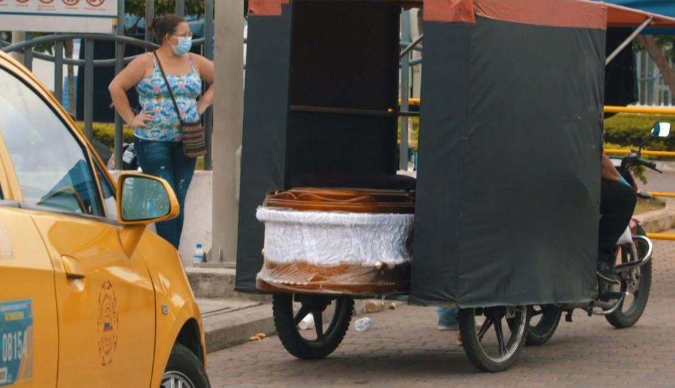 Una captura de video de AFP TV muestra un ataúd envuelto en la parte trasera de una motocicleta en Guayaquil. (Enrique ORTIZ / AFPTV / AFP).