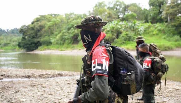 Rebeldes del Ejército de Liberación Nacional (ELN) patrullan cerca del río Baudó en la provincia de Chocó, Colombia, el 26 de octubre de 2023. (Foto de Daniel Munoz / AFP)