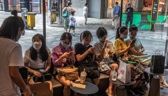 Personas usan sus teléfonos móviles en una cafetería en la zona comercial de Sanlitun, en Beijing, China. (Foto: EFE/EPA/ROMAN PILIPEY).