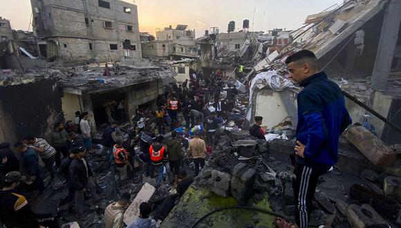 Los efectos de un bombardeo de Israel en la zona de Al Sabura, en Rafah, en el sur de la Franja de Gaza. (EFE/ Anas Baba).