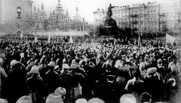 Reunión popular en la Plaza Sofía de Kiev el 17 de marzo de 1917. (Foto de dominio público)