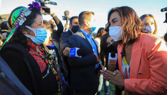 La ministra del Interior y Seguridad Pública de Chile, Izkia Siches (derecha), habla con una mujer indígena mapuche durante una visita a la comuna de Ercilla, el 15 de marzo de 2022. (MARIO QUILODRAN / AFP).