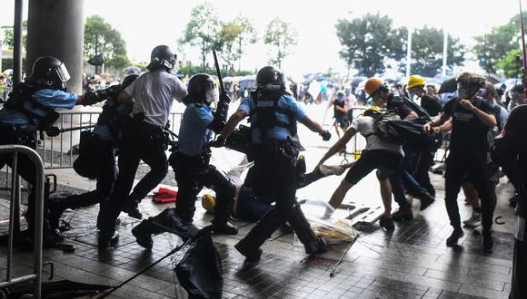 Las masivas protestas contra un proyecto de ley que permitiría extradiciones a la China continental provocaron este miércoles los mayores disturbios de la historia reciente de Hong Kong. (AFP).