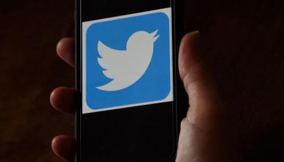 Un logotipo de Twitter en un teléfono móvil. (Foto: Olivier DOULIERY / AFP)