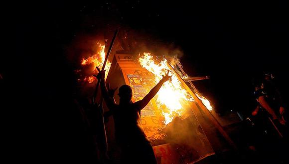 El monumento al general Manuel Baquedano en llamas durante las protestas contra el gobierno del presidente chileno Sebastián Piñera. (EFE / ESTEBAN GARAY).