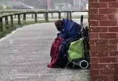 Facebook: La foto de un indigente en la nieve que conmueve a miles