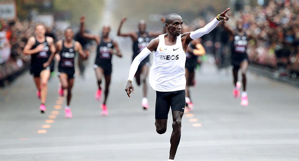 El keniata Eliud Kipchoge posee del actual récord mundial de maratón con 2:01:39.