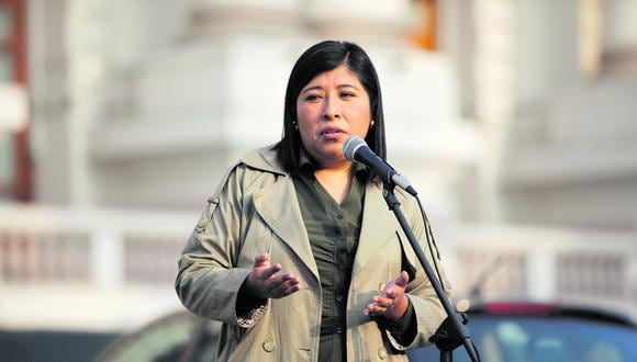 Betssy Chávez y su gabinete brindado una conferencia de prensa. Fotos: Joel Alonzo / @Photo.gec