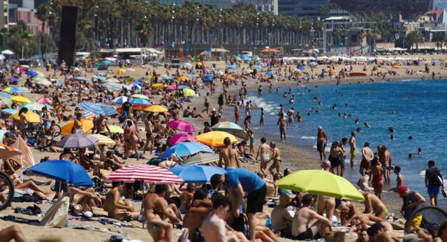 Varios bañistas disfrutan de una mañana soleada en la playa de San Sebastián, en Barcelona, pese a que la recomendación de las autoridades es que las personas se queden en sus domicilios para evitar la propagación de coronavirus. (Foto: EFE/Alejaandro Garcia).
