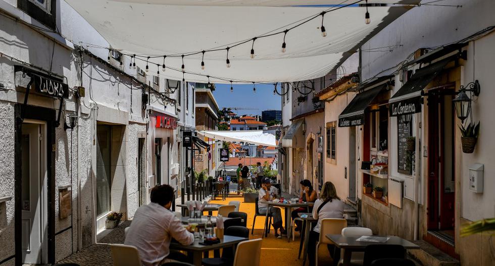 La gente se sienta en un bar con terraza en Cascais, en las afueras de Lisboa, el pasado 28 de mayo. El ayuntamiento de este lugar ha propuesto hacer pruebas gratuitas a sus 214,000 habitantes para detectar el nuevo coronavirus. (PATRICIA DE MELO MOREIRA / AFP)