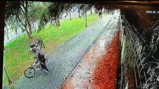 El violento asalto de tres ladrones a un ciclista en el norte de Bogotá