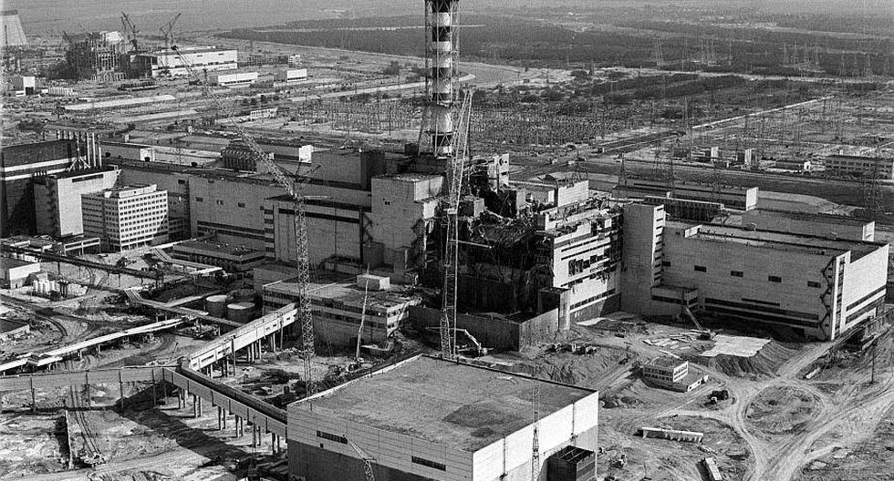 Vista aérea de la destrucción en la planta nuclear de Chernóbil, la dramática historia que inspiró la miniserie Chernobyl. (Foto: VLADIMIR REPIK / AFP)