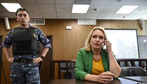 Marina Ovsyannikova comparece ante el tribunal acusada de "desacreditar" al ejército ruso que lucha en Ucrania, en Moscú el 28 de julio de 2022. (Foto de Alexander NEMENOV / AFP)
