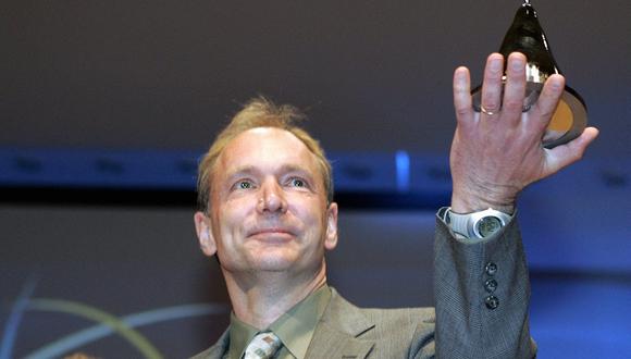 El inventor británico de la World Wide Web, Tim Berners-Lee, recibe en Hanko el 15 de junio de 2004 el recién creado Premio de Tecnología del Milenio de Finlandia. (Foto de MARTTI KAINULAINEN / LEHTIKUVA / AFP)