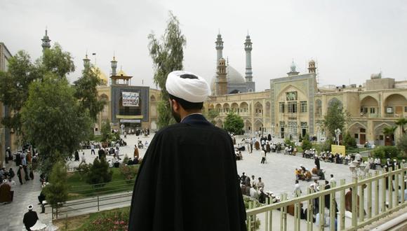 Qom es una ciudad santa situada al sur de Teherán que alberga varios seminarios y centros de estudio del chiismo, la religión estatal de Irán desde el siglo XVI.