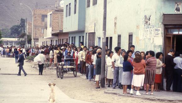 La hiperinflación había convertido al Perú en el país de las colas, necesarias tanto para adquirir alimentos como combustibles como el kerosene. Los precios oficiales estaban de adorno. En las bodegas ya no se encontraba leche, arroz ni azúcar. Estos productos esenciales los ofrecían los vendedores ambulantes al triple o cuádruple de su valor. (Foto: GEC Archivo Histórico)