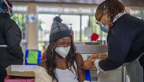 Takalane Mulaudzi, de 29 años, hace una mueca cuando recibe su vacuna COVID-19 en el hospital Baragwanath de Soweto. (Foto: AP / Jerome Delay).