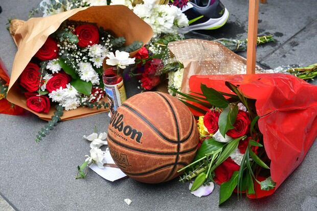 Fanáticos rinden homenaje a su ídolo del baloncesto (Foto: AFP)