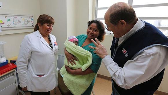 El ministro Fernando D'Alessio dijo que la obligación de Minsa es recuperar la salud total de la bebé, por lo que recibe un tratamiento médico adecuado. Ella fue derivada desde el hospital Víctor Ramos Guardia, de Huaraz. (Difusión)