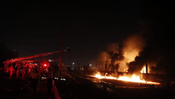 Más de 30 unidades de los bomberos, entre cisternas, motobombas, ambulancias, atienden la emergencia. FOTO: Hugo Perez / @photo.gec