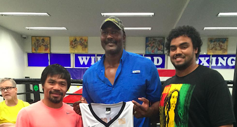 \"The Mailman\" Karl Malone le regaló una camiseta al boxeador filipino. (Foto: Twitter)