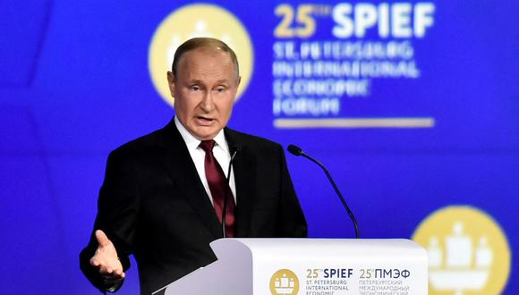 El presidente de Rusia, Vladimir Putin, da un discurso en una sesión plenaria del Foro Económico Internacional de San Petersburgo (SPIEF), el 17 de junio de 2022. (Olga MALTSEVA / AFP).