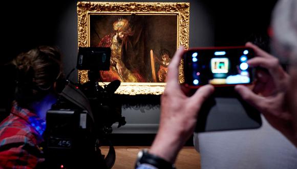 El Wi Fi y el uso de smartphones en las pinacotecas transforman la experiencia del visitante, convertido ahora en un ‘prosumidor’ (Foto: AFP)