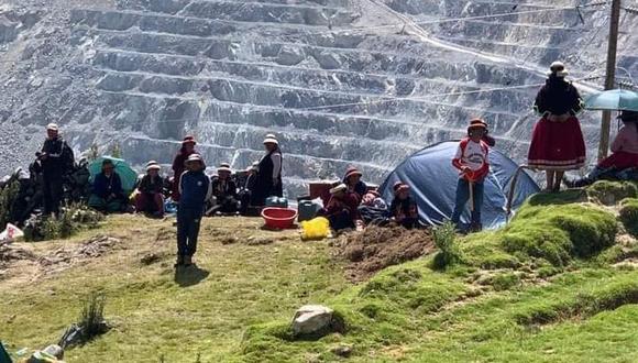 Los comuneros permanecen en uno de los accesos a la mina, donde preparan ollas comunes, a la espera de una comunicación del Ejecutivo. (Foto referencial archivo GEC)