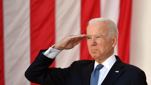 El presidente de Estados Unidos, Joe Biden, saluda antes de pronunciar un discurso en la 153 celebración del Día Nacional de los Caídos en el Cementerio Nacional de Arlington el 31 de mayo de 2021. (Foto de MANDEL NGAN / AFP).