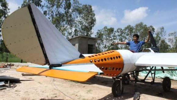 Long construyó muchas partes de su avión a partir de materiales reciclados. (Foto: BBC / Holly Robertson)