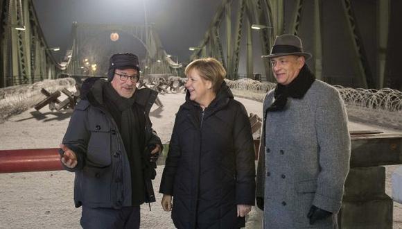 Merkel visitó rodaje de Steven Spielberg en Berlín [VIDEO]