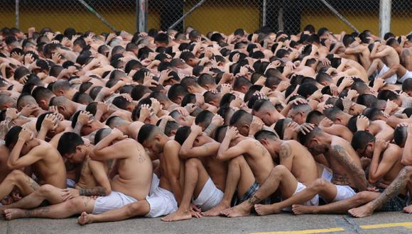 Miembros de las pandillas Mara Salvatrucha y Barrio 18 bajo custodia durante el fin de semana en el penal de Ciudad Barrios, El Salvador, luego del aumento en las cifras de homicidios ocurridos durante el pasado fin de semana. (Foto de OFICINA DE PRENSA DE LA PRESIDENCIA DE EL SALVADOR / AFP)