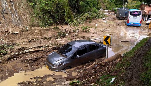 Gobernación de Antioquia, Colombia, que muestra vehículos atrapados por un deslizamiento de tierra. Se espera que la tormenta produzca hasta el próximo miércoles lluvias en Honduras y partes de Nicaragua, Guatemala, El Salvador y Belice, así como en sectores de Colombia, Panamá, Costa Rica y Jamaica. (Foto: EFE/ Gobernación de Antioquia).