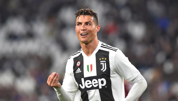Juventus: Cristiano Ronaldo modela camiseta sin rayas de la