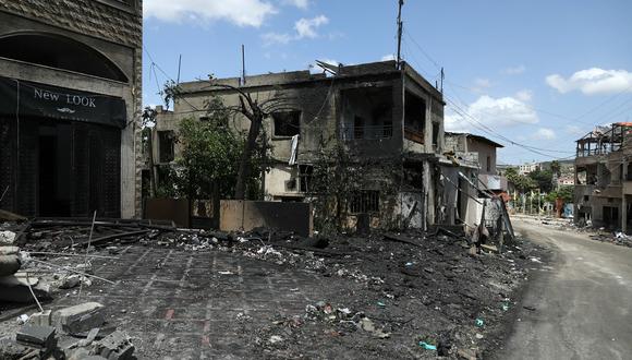 Escombros esparcidos alrededor de los edificios dañados por un ataque israelí en la aldea fronteriza de Meiss el Jabal, en el sur del Líbano, el 5 de mayo de 2024. (Foto de Hasan FNEICH / AFP)