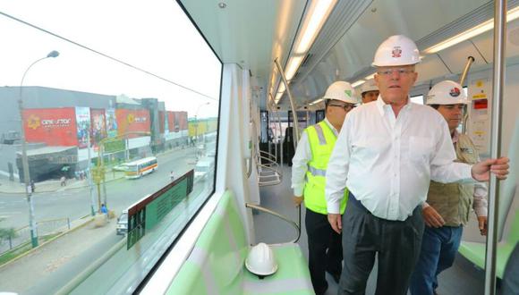 En Villa El Salvador, PPK participó en la la ceremonia de corte de cinta y bocinazo del inicio de operaciones del tren 25 de la Línea 1 del Metro de Lima. (Foto: Presidencia de la República)