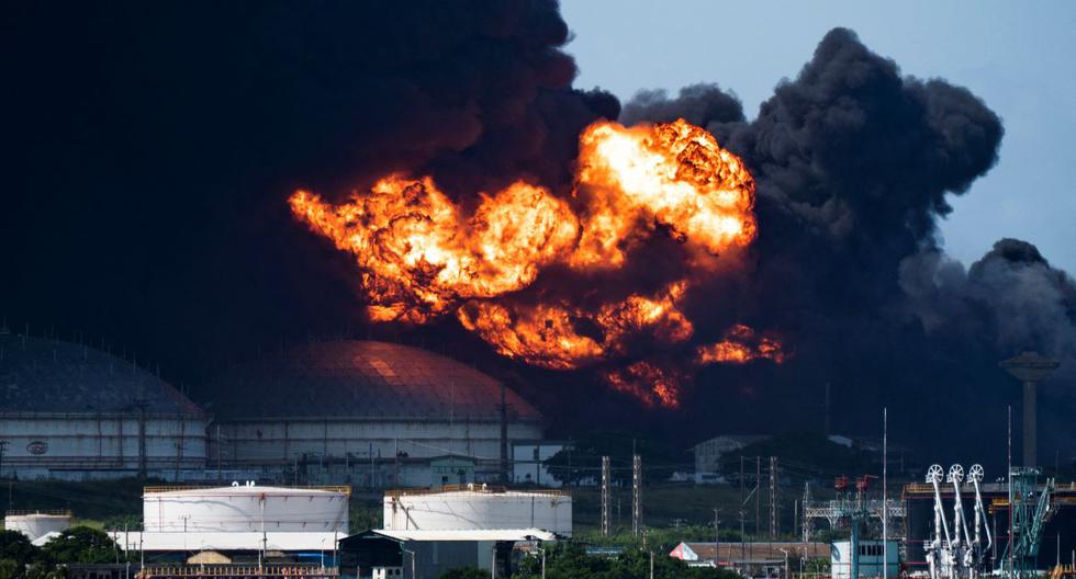 El masivo incendio en un depósito de combustible provocado por la caída de un rayo en Matanzas, en el occidente de Cuba. (Yamil LAGE / AFP).