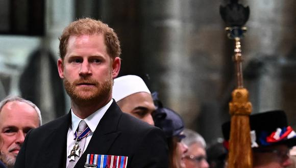 El príncipe Harry de Gran Bretaña, duque de Sussex, observa cómo el rey Carlos III de Gran Bretaña abandona la Abadía de Westminster después de las ceremonias de coronación en el centro de Londres el 6 de mayo de 2023. AFP