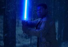 Star Wars: John Boyega blande un sable de luz en nuevo video de 'The Force Awakens'