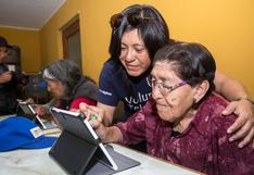 Día del Adulto Mayor: quechuahablantes usan la tecnología para aprenden a leer y escribir